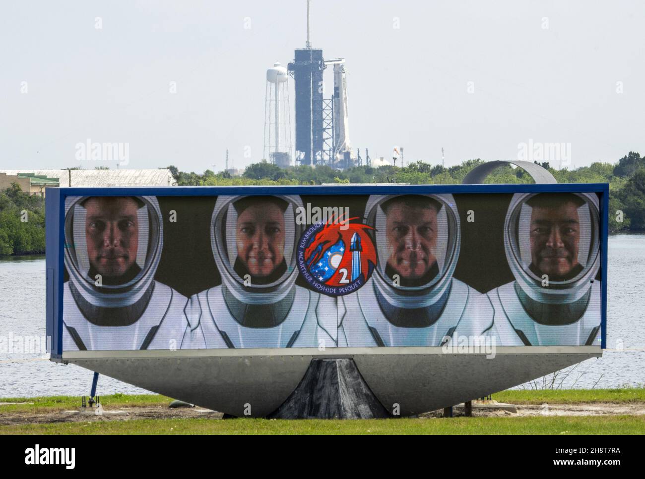 Kennedy Space Center, Stati Uniti. 2 dicembre 2021. Il razzo SpaceX NASA Crew-2 Falcon 9 poggia sul Launch Pad 39A dopo che la NASA ha annunciato un ritardo di un giorno al Kennedy Space Center, Florida, mercoledì 21 aprile 2021. Il conto alla rovescia mostra i quattro astronauti -- astronauti della NASA Shane Kimbrough e Meghan McArthur, Thomas Pesquet dell'Agenzia spaziale europea, e l'astronauta giapponese Akihiko Hoshide. Il lancio è previsto per venerdì 23 aprile 2021. Foto di Pat Benic/UPI Credit: UPI/Alamy Live News Foto Stock