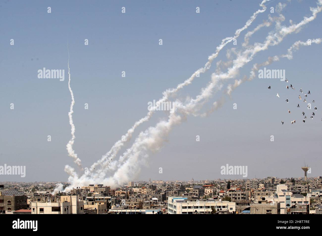 Rafah, Gaza. 2 dicembre 2021. I razzi sono lanciati da Gaza City, controllata dal gruppo palestinese Hamas, verso Israele mercoledì 12 maggio 2021, in mezzo alle più intense ostilità israelo-palestinesi di sette anni. Foto di Ismael Mohamad/UPI Credit: UPI/Alamy Live News Foto Stock