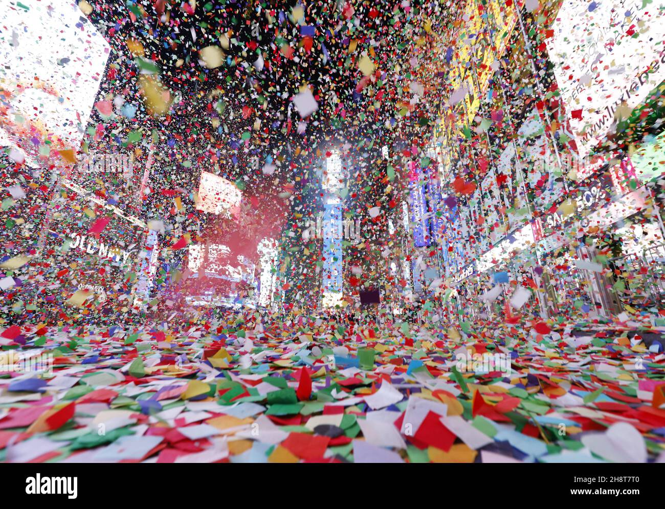 New York, Stati Uniti. 2 dicembre 2021. I confetti riempiono l'aria e i fuochi d'artificio esplodono su One Times Square, che è vuota e chiusa al pubblico a causa della pandemia del coronavirus dopo la mezzanotte della vigilia di Capodanno, festa di Capodanno a New York City venerdì 1 gennaio 2021. A causa della pandemia COVID-19 in corso, la vigilia di Capodanno 2021 a Times Square non è stata aperta al pubblico quest'anno. Foto di John Angelillo/UPI Credit: UPI/Alamy Live News Foto Stock