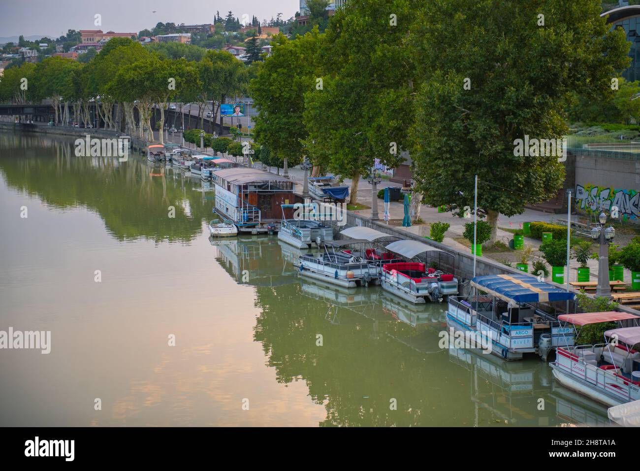 fiume fangoso kura e molo con barche Foto Stock