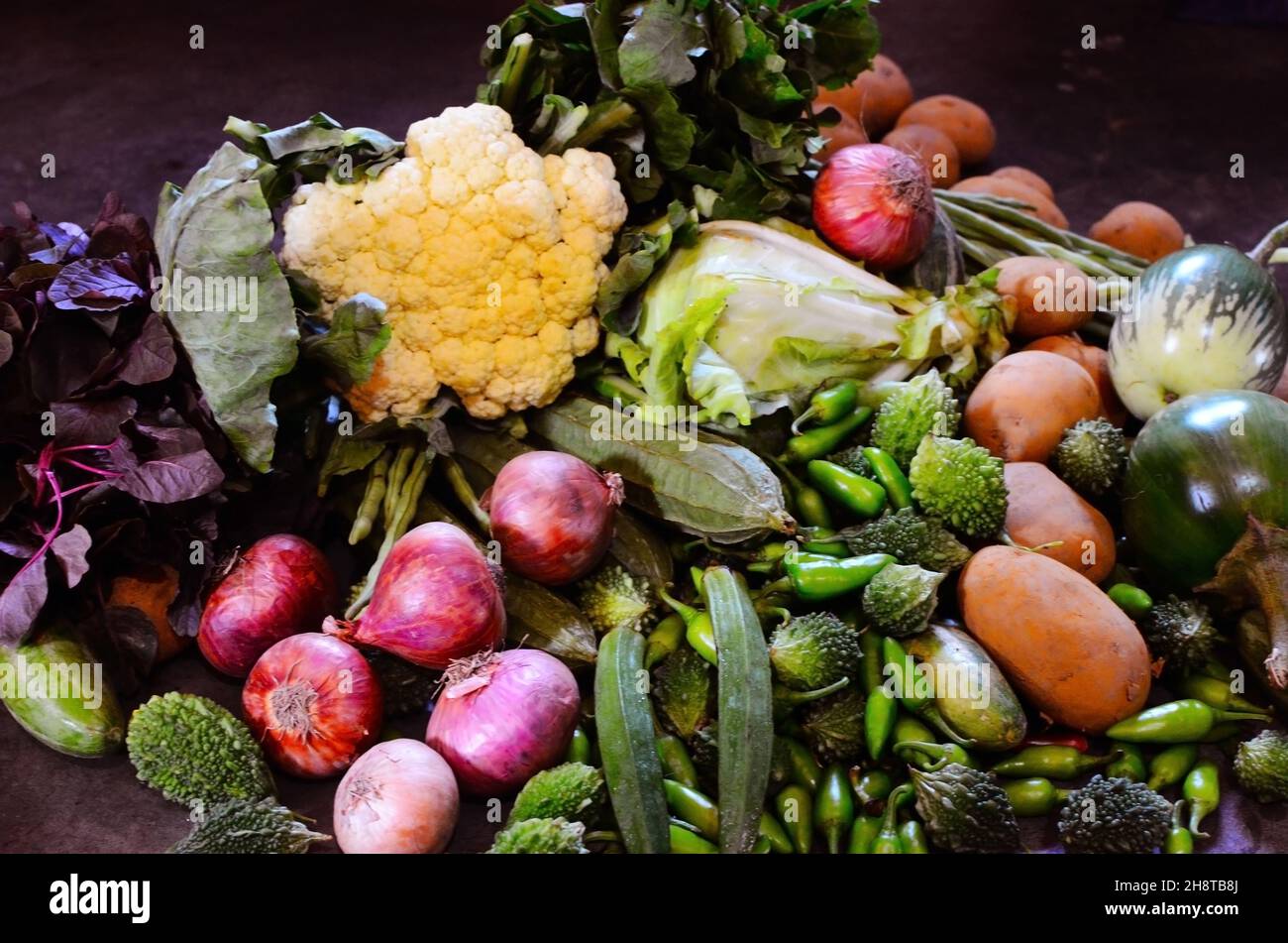 C'è una varietà di verdure, patate, zucca appuntita, karela, cipolla, Aglio, zenzero, cavolfiore, cavolo Foto Stock