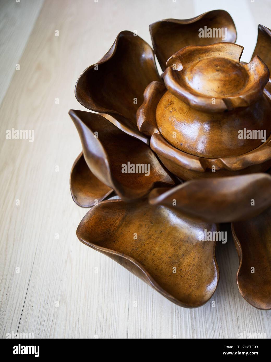 Set vintage Mid Century Monkey Pod Lotus Server Set Lazy Susan chip DIP Set. Legno intagliato. Foto Stock