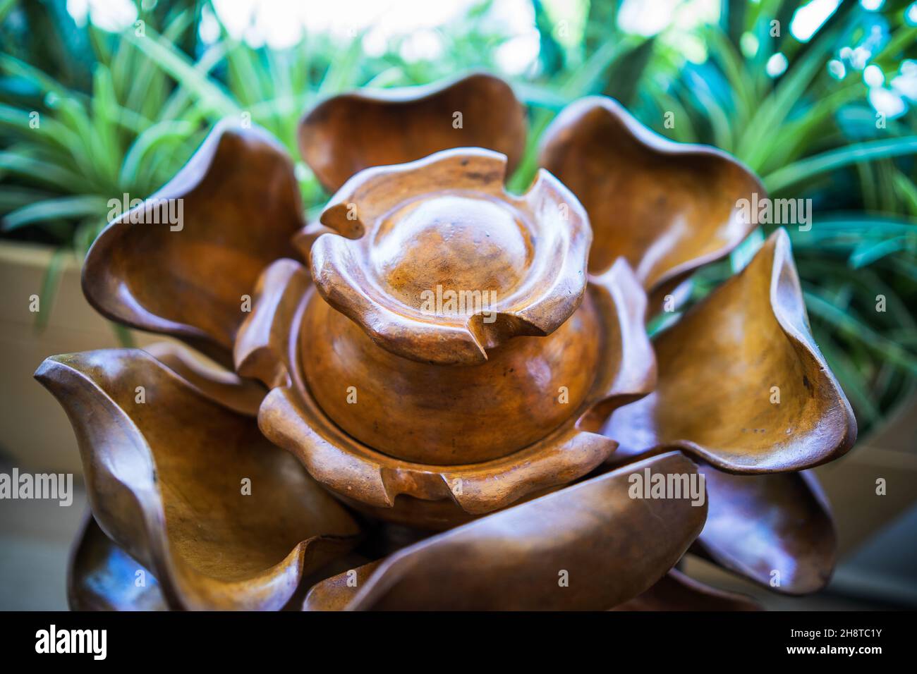 Set vintage Mid Century Monkey Pod Lotus Server Set Lazy Susan chip DIP Set. Legno intagliato. Foto Stock