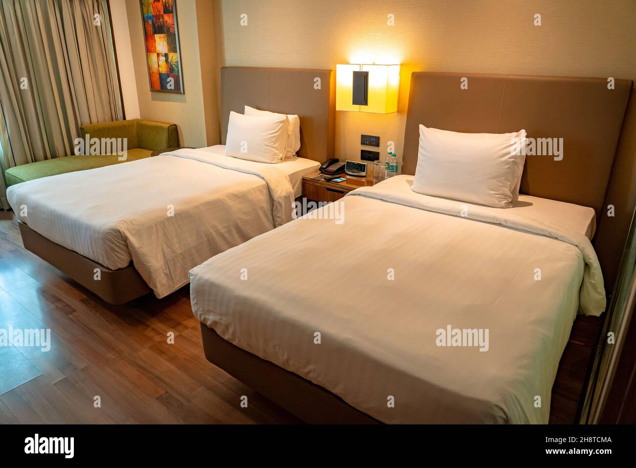 Due lussuosi letti singoli in una moderna camera d'hotel. Foto Stock