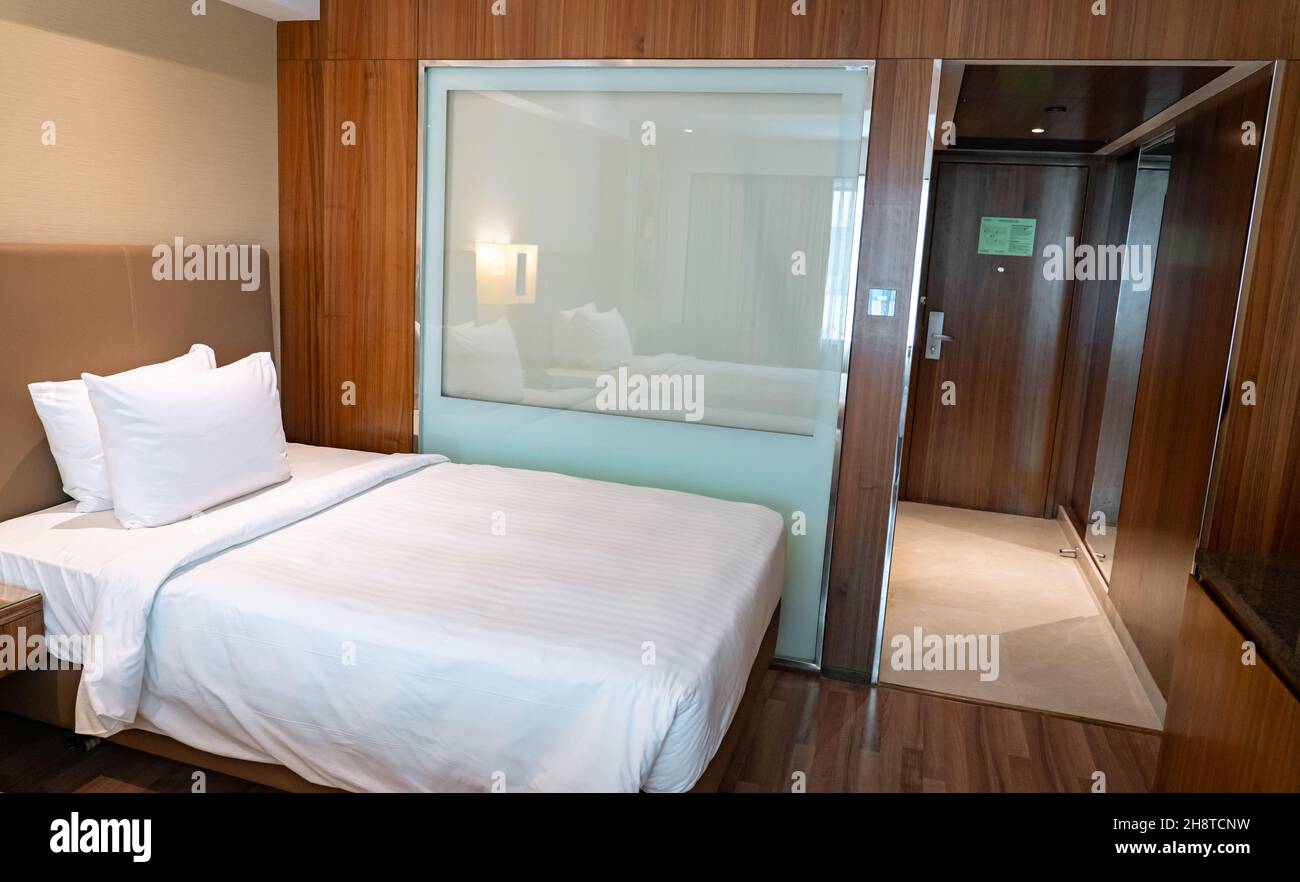 Una moderna camera d'hotel di lusso. Foto Stock