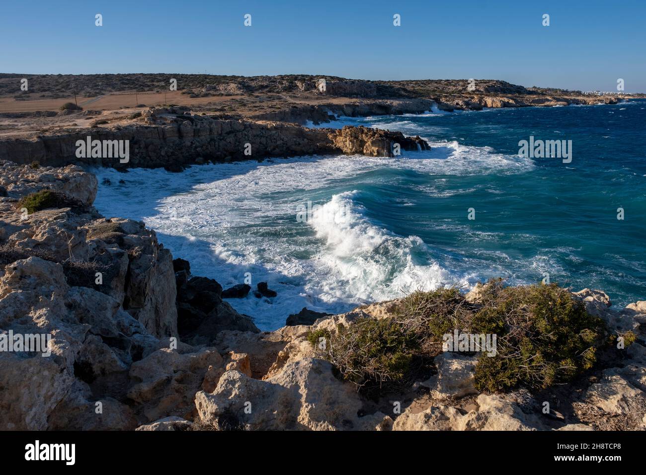 Mare mosso in una giornata di venti alti al Parco Nazionale di Cipro Capo Greco. Foto Stock