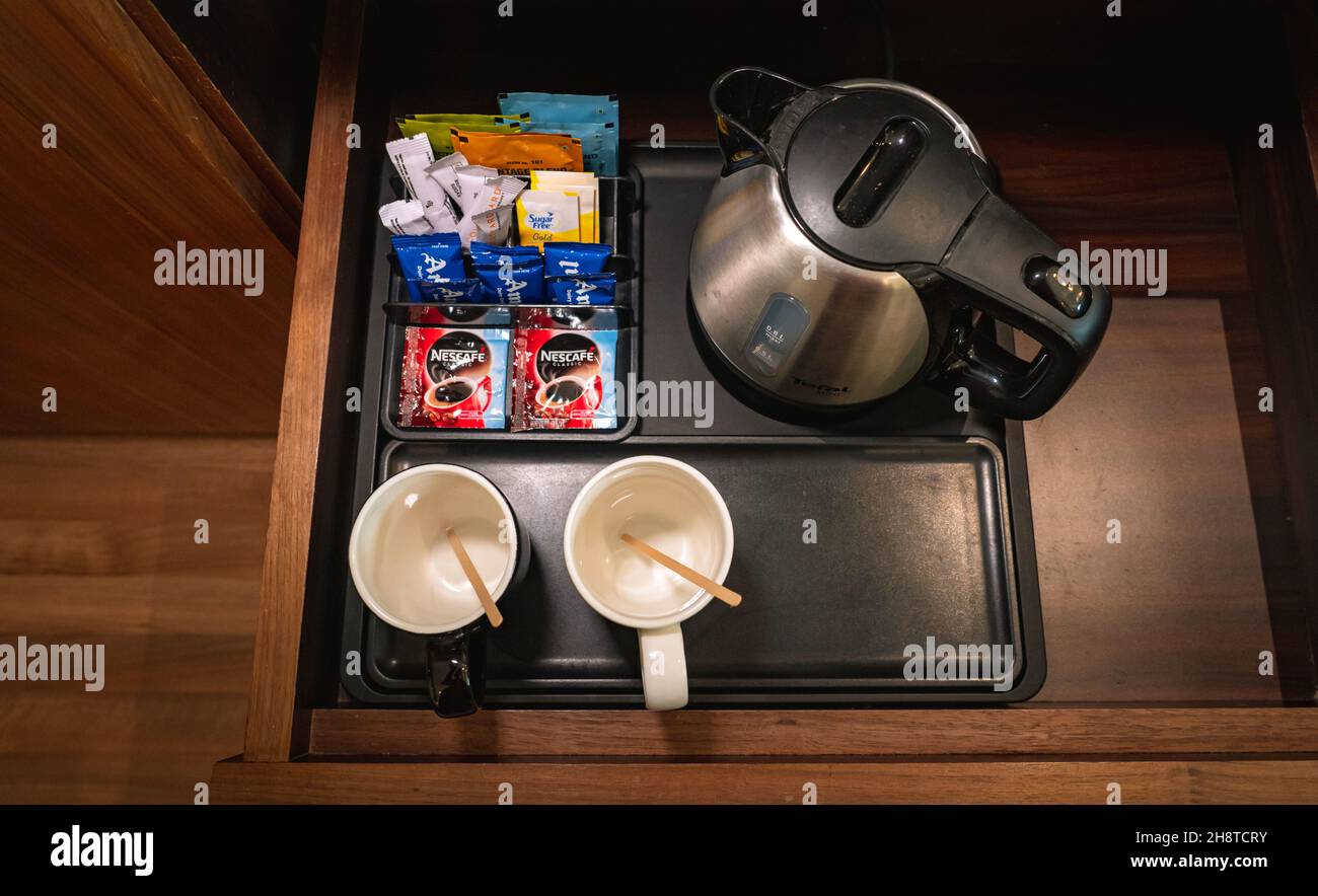 Bollitore per tè e caffè in camera. Foto Stock