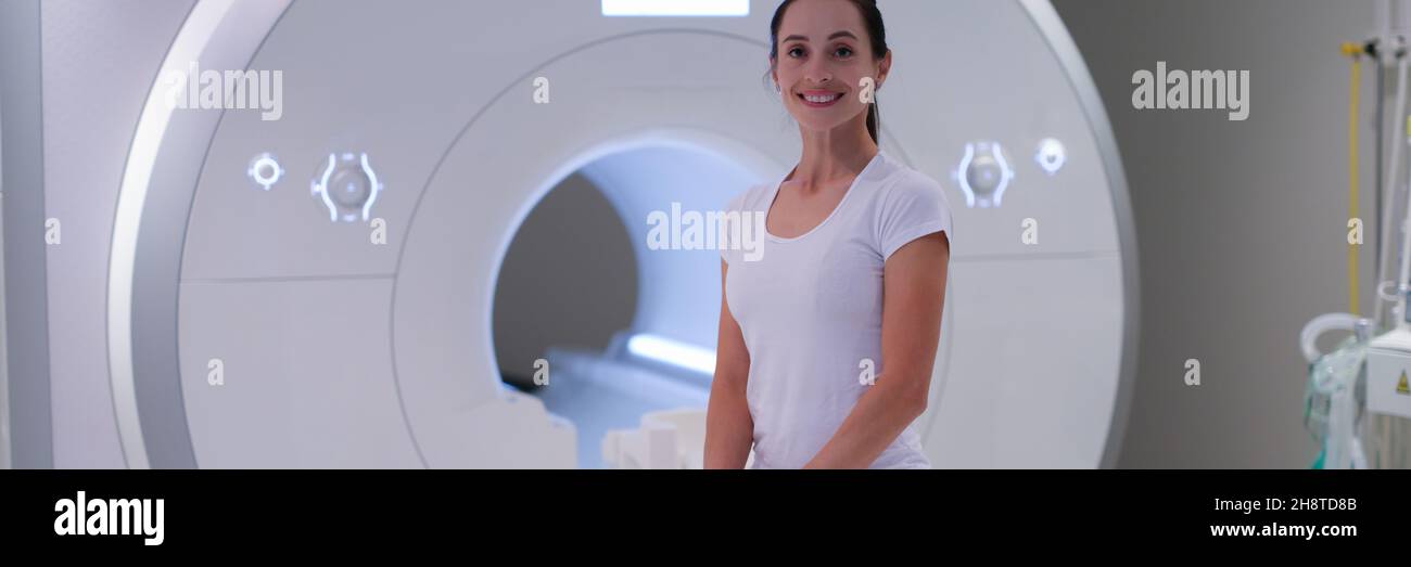 Giovane paziente seduto in macchina per l'imaging a risonanza magnetica Foto Stock