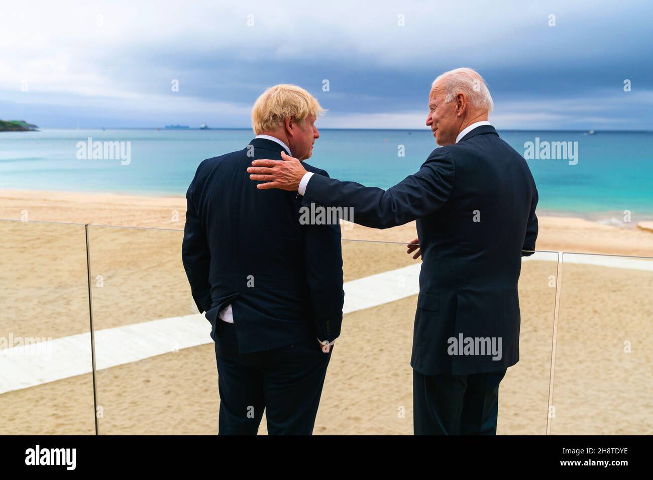 CARBIS BAY, CORNOVAGLIA, INGHILTERRA, Regno Unito - 10 giugno 2021 - il presidente degli Stati Uniti Joe Biden parla con il primo ministro britannico Boris Johnson giovedì 10 giugno 2021, Foto Stock