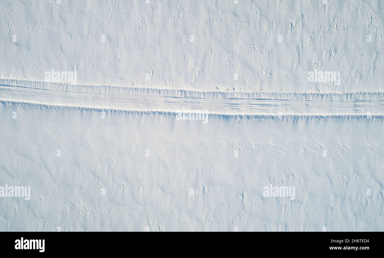 Strada invernale vuota per l'antenna dell'auto sopra la vista dall'alto Foto Stock