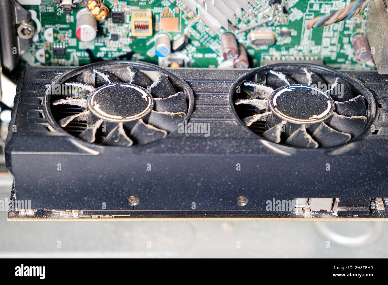 La scheda video è sporca, la polvere è presente all'interno dell'unità di sistema del computer. Foto Stock
