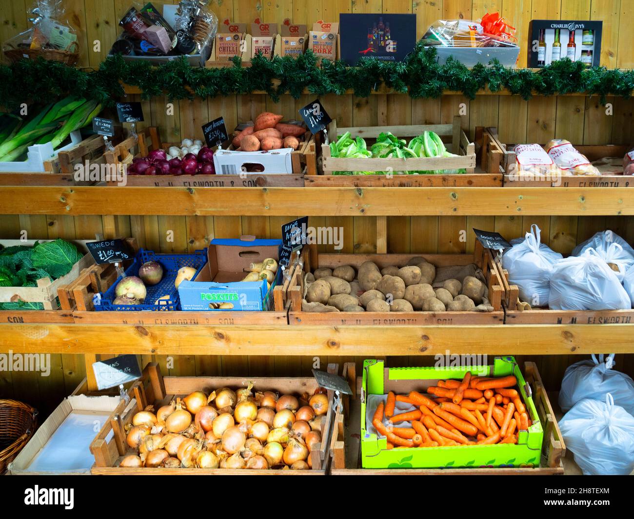 Un'attraente esposizione di frutta e verdura con 2021 biglietti in un negozio di fattoria nel Nord Yorkshire Foto Stock