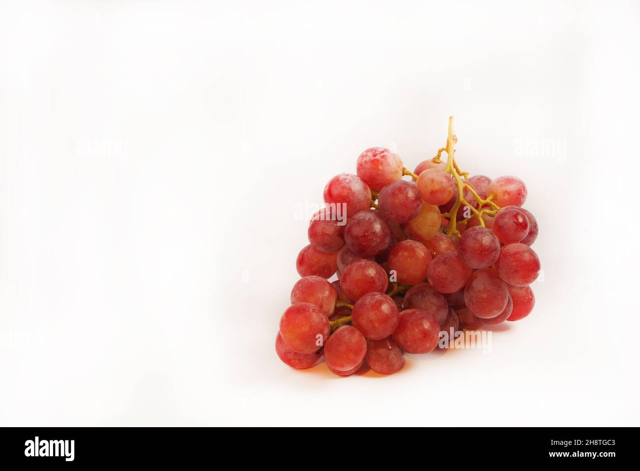 Mazzo di uve da gru mature su fondo bianco isolato. Luogo per un'iscrizione. Foto Stock