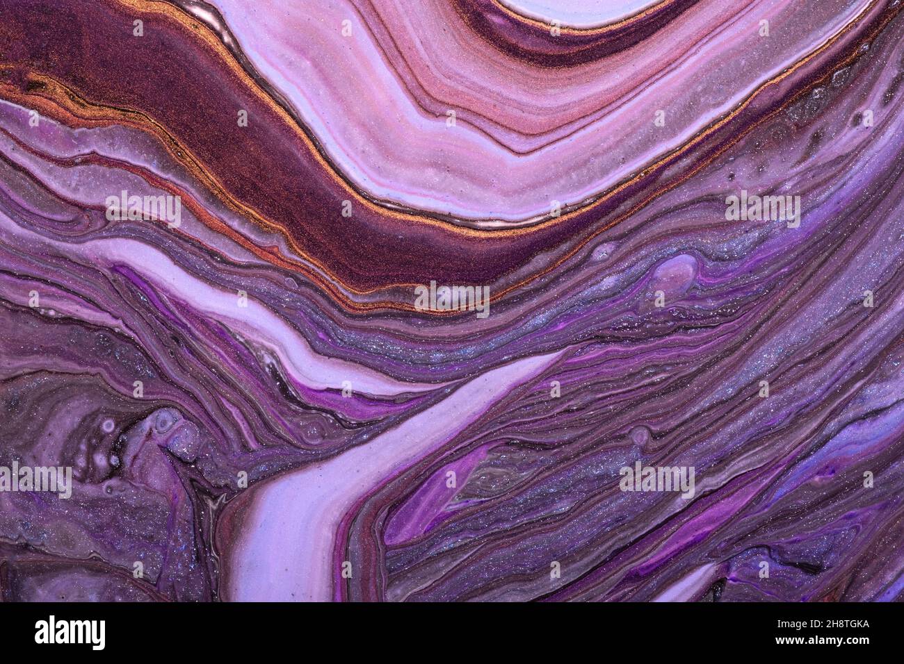Astratto fluido arte sfondo viola scuro e marrone colori. Marmo liquido. Pittura acrilica con sfumatura viola e spruzzi. Sfondo acquerello con Foto Stock