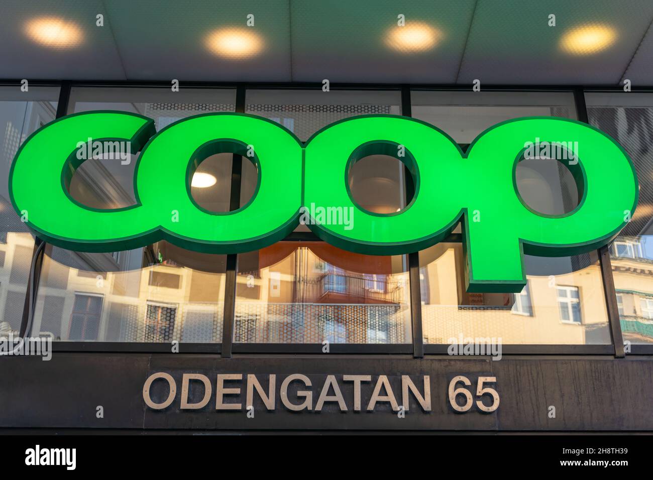 Stoccolma, Svezia - 5 novembre 2021: Un cartello sopra l'ingresso del negozio Coop sulla strada chiamata Odispatan, con le luci sopra il cartello Foto Stock