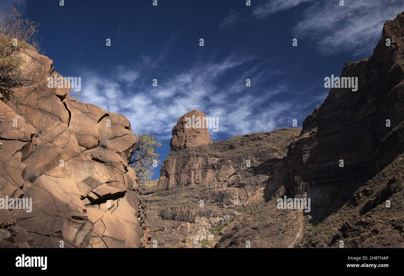 Gran Canaria, paesaggio della parte centrale montagnosa dell'isola, Paesaggi intorno al percorso escursionistico in Barranco de Siberio valle, bordo della natura p Foto Stock