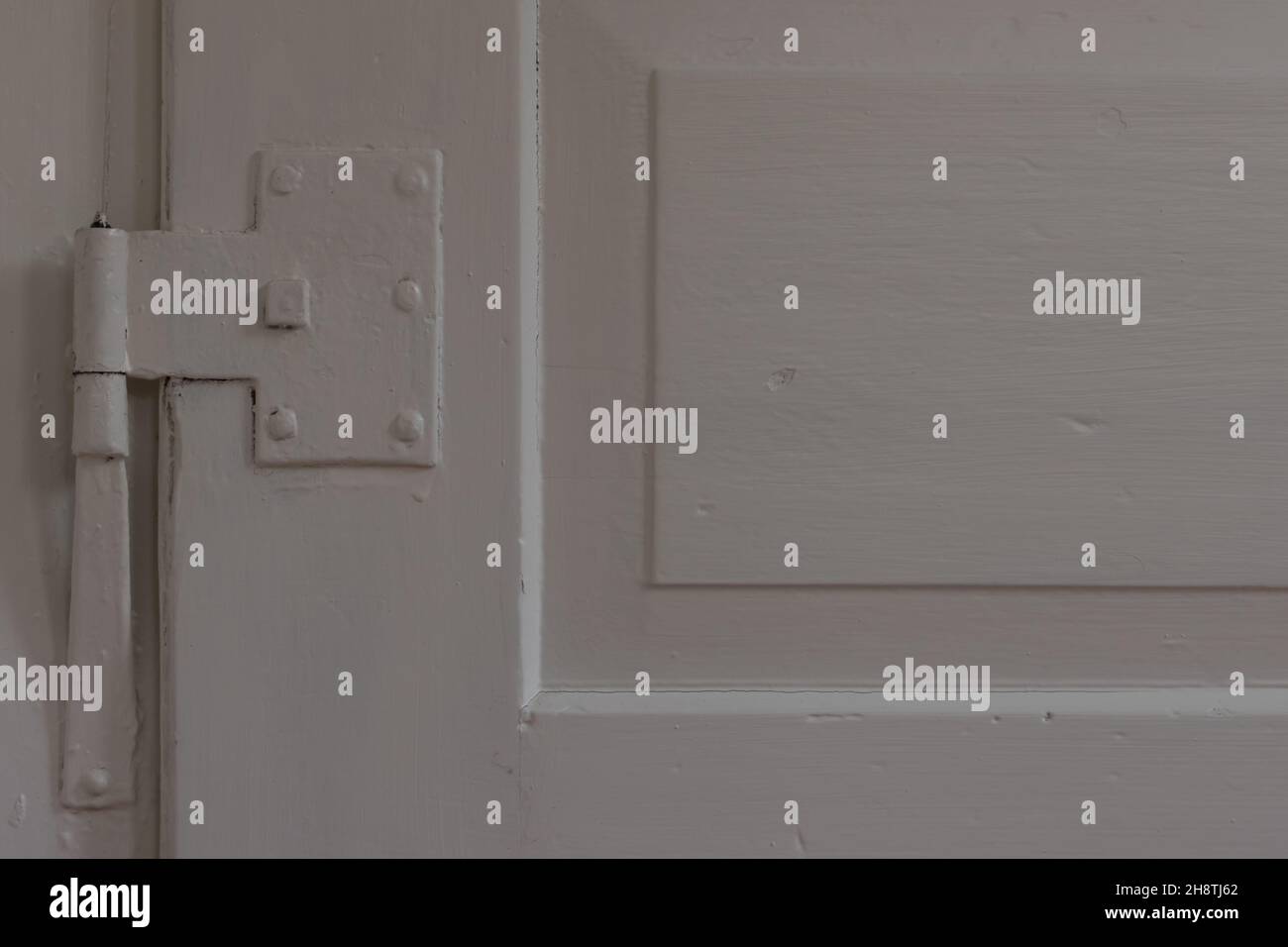 Antica porta dipinta di bianco con cerniera in metallo d'epoca e spazio copia Foto Stock