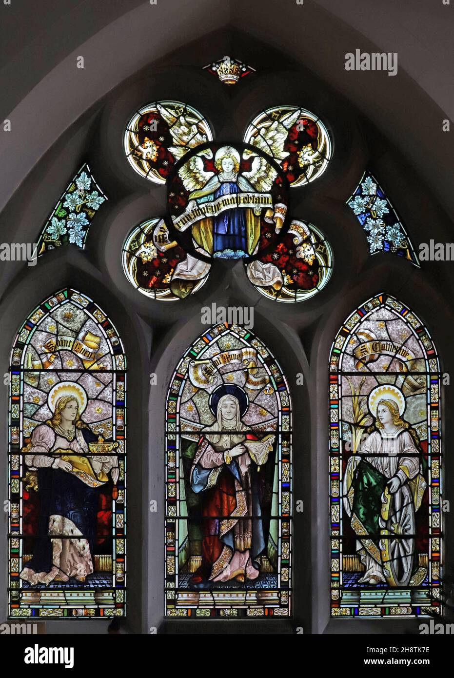 Una vetrata di Percy Bacon & Brothers raffigurante Svenimenti femminili, Chiesa di Santa Maria Maddalena, Ripley, Surrey Foto Stock