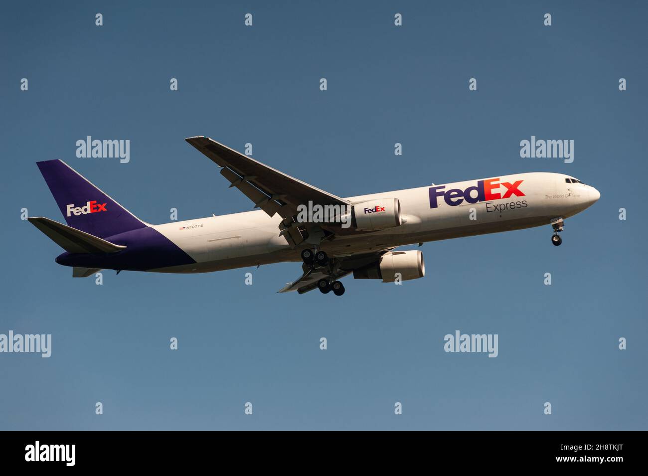29.11.2021, Singapore, Repubblica di Singapore, Asia - Un aereo da freighter Federal Express (FedEx) 767-300F si avvicina all'aeroporto di Changi per l'atterraggio. Foto Stock