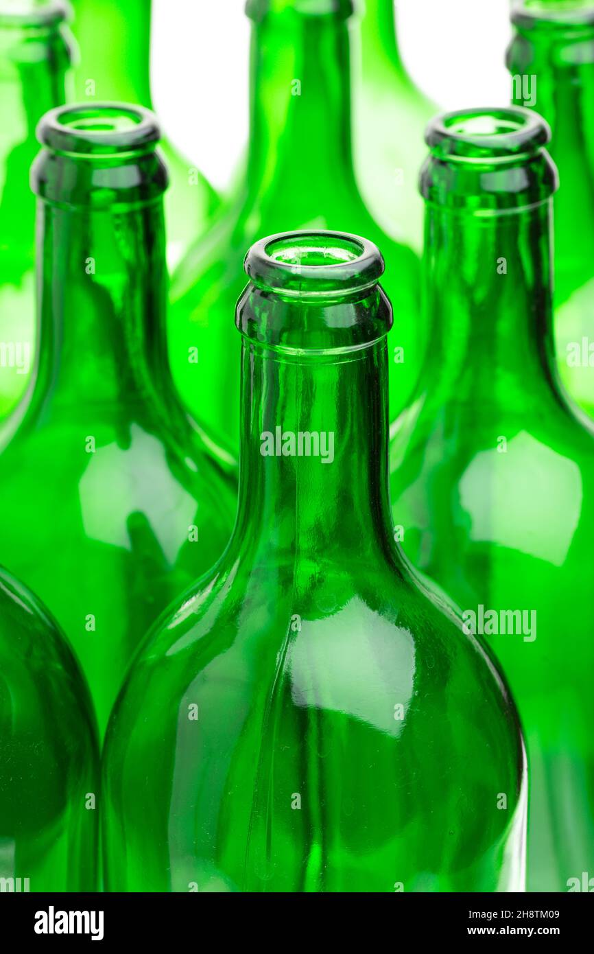 Molte bottiglie verdi vuote Foto Stock
