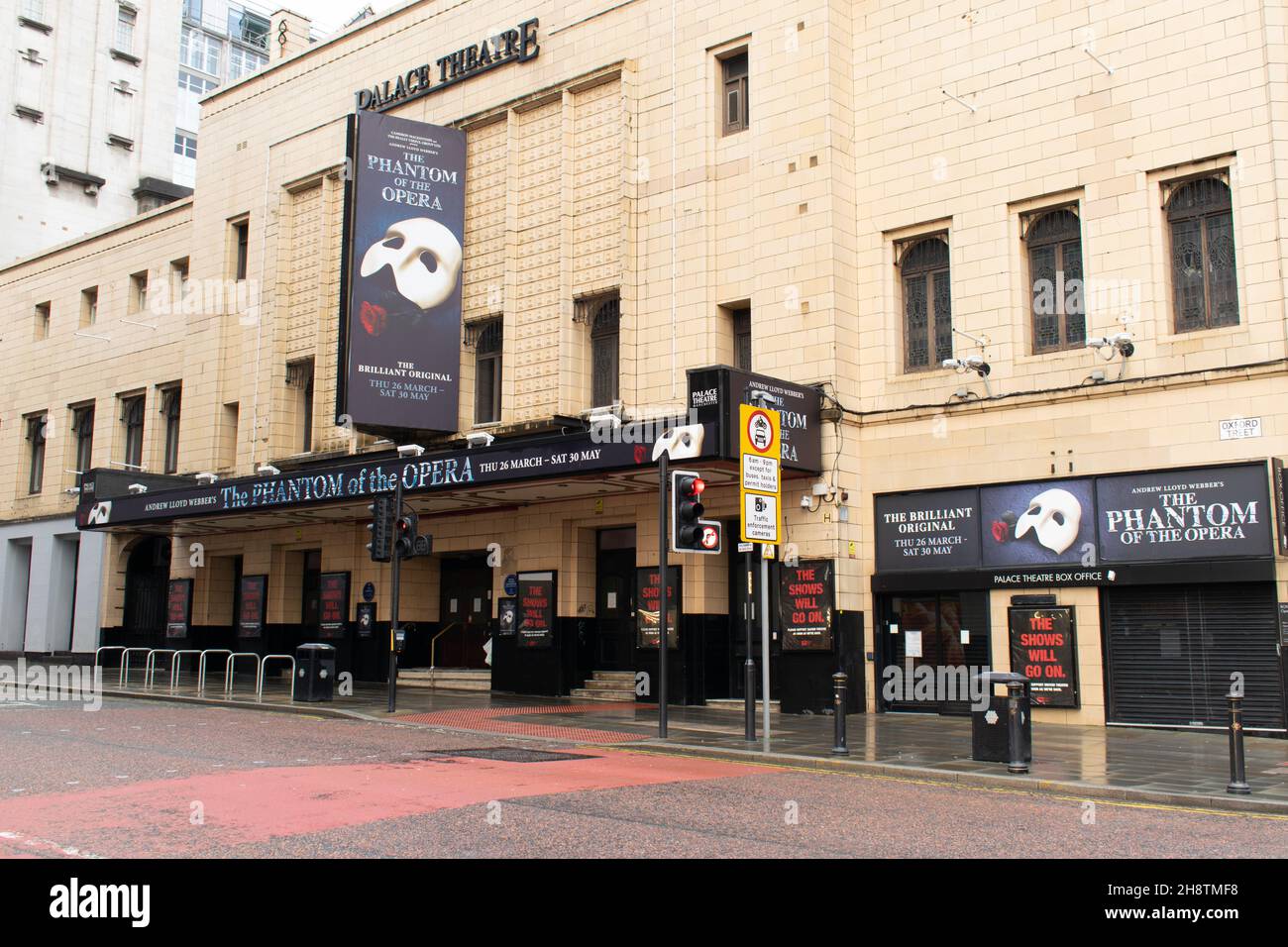 Palace Theatre, Manchester UK chiuso durante il blocco nazionale in Inghilterra. Annuncio per il Fantasma dell'Opera Marzo 2020. Oxford Street. Foto Stock