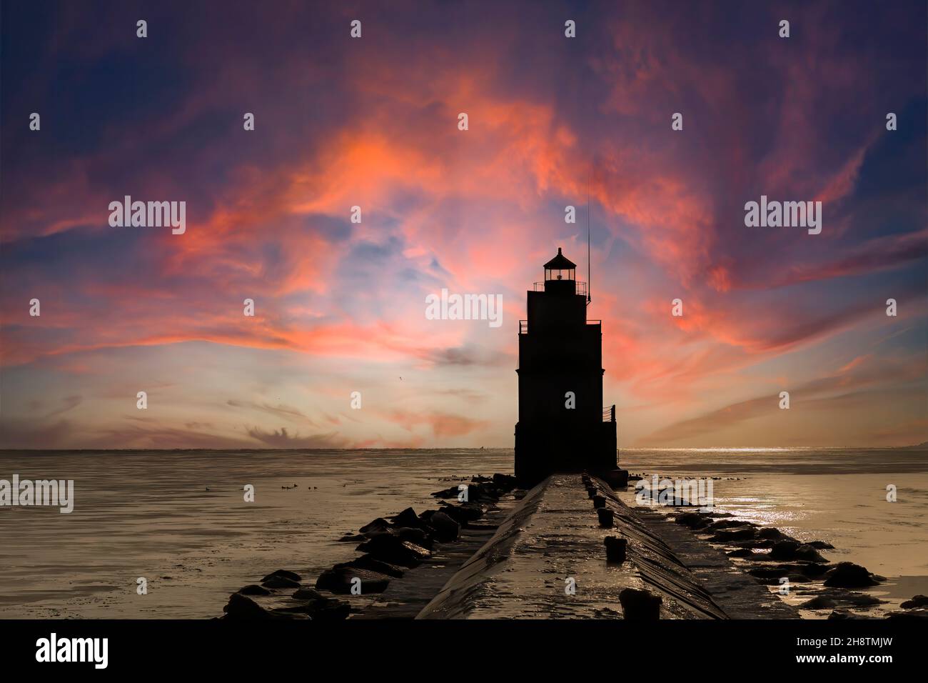 Faro sul lago Michigan prima dell'alba. Il momento appena prima del sole sorge sul molo nord di Manitowoc, Wisconsin Foto Stock