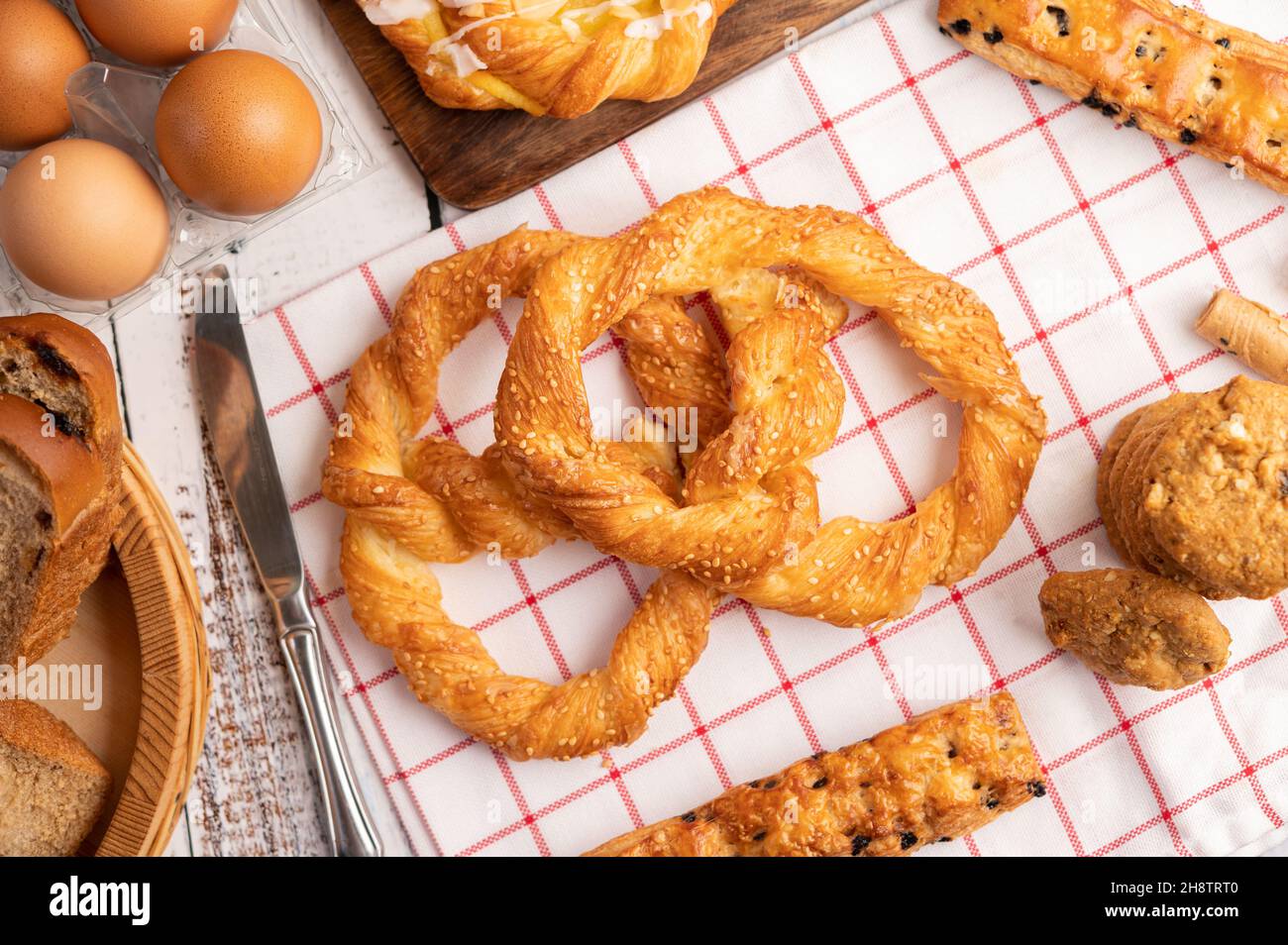 Vari tipi di pane e uova su un panno bianco rosso. Messa a fuoco selettiva. Foto Stock