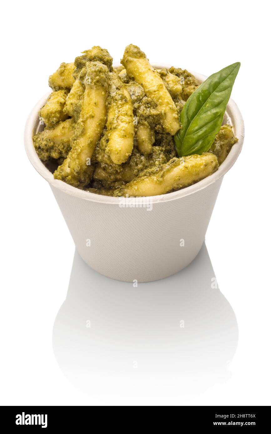 Gnocchi di pesto genovesi in cartone da asporto, isolati su sfondo bianco Foto Stock