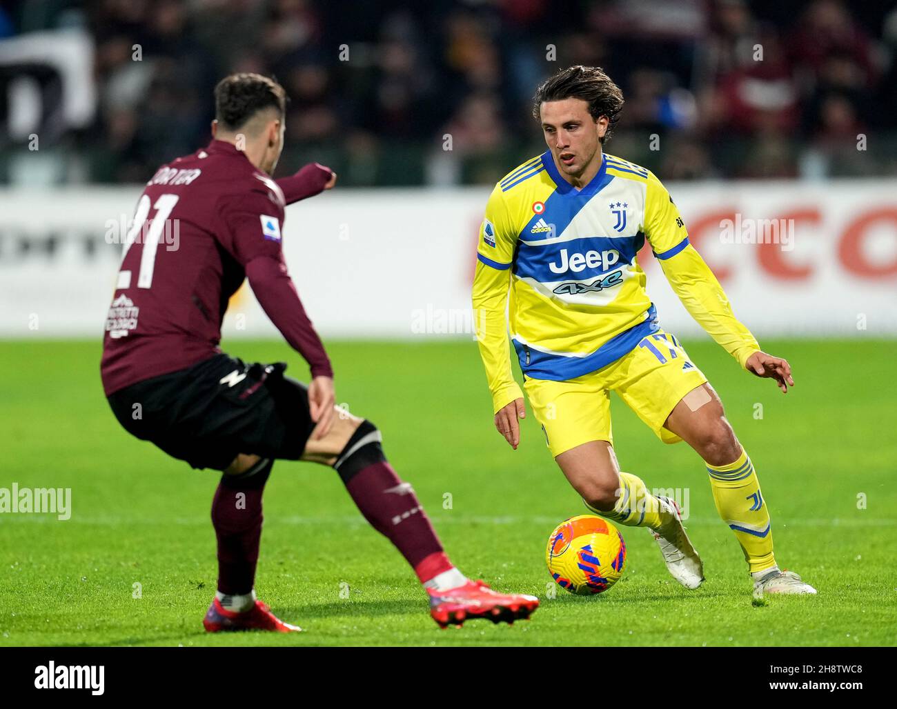 SALERNO, ITALIA - NOVEMBRE 30: Luca Pellegrini della Juventus compete per la palla con Nadir Zortea della US Salernitana, durante la Serie a match tra US Salernitana e Juventus allo Stadio Arechi il 30 Novembre 2021 a Salerno, Italia. (Foto tramite MB Media) Foto Stock