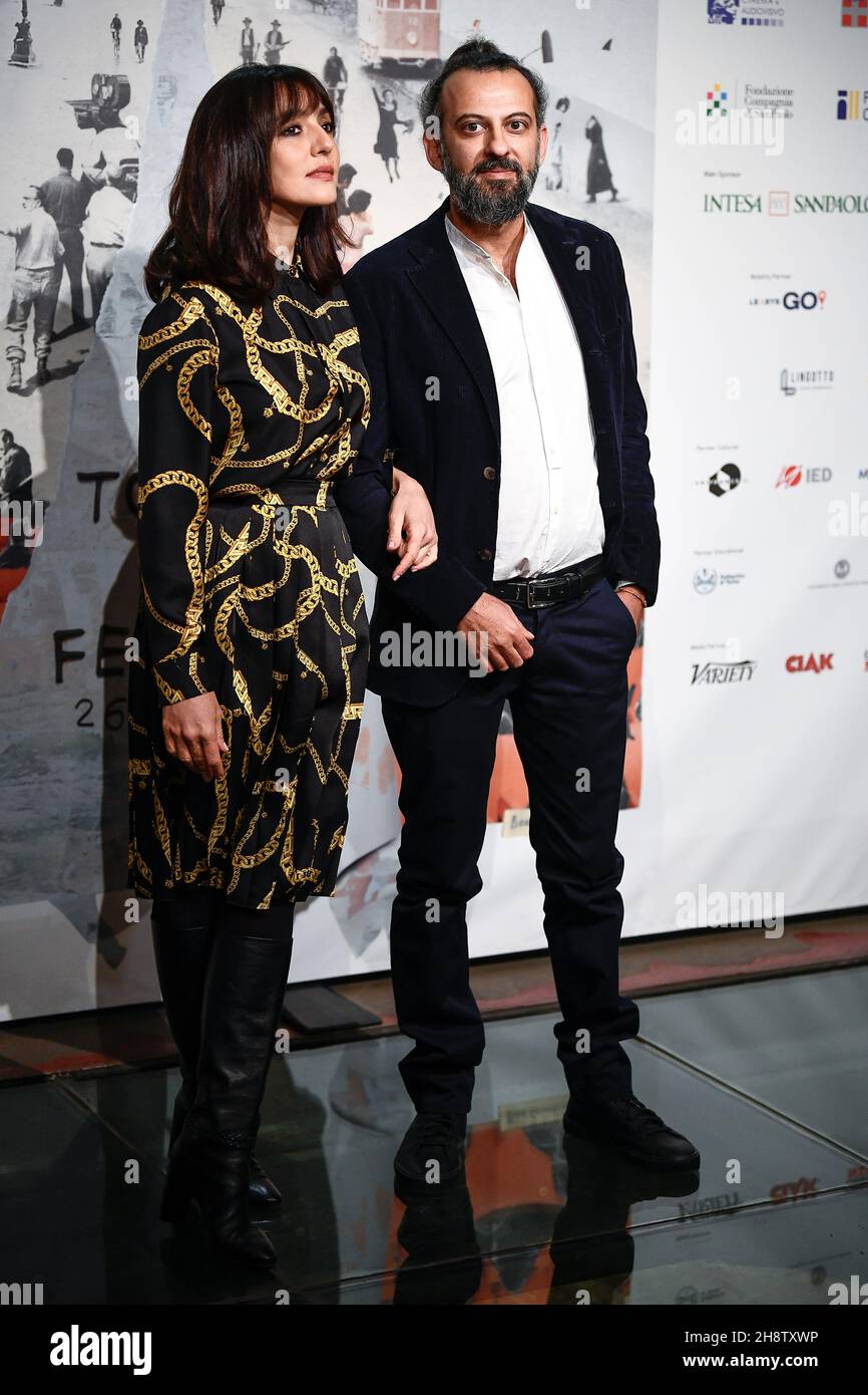 Torino, Italia. 02 dicembre 2021. Ambra Angiolini e Simone Aleandri posano durante una fotocall per la 39° edizione del Torino Film Festival (TFF). Credit: Nicolò campo/Alamy Live News Foto Stock