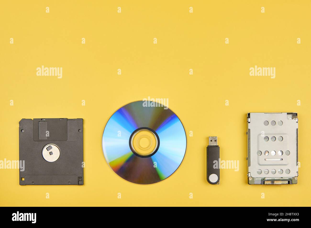 Vari supporti di memorizzazione, floppy disk, disco, unità flash e disco rigido. Foto Stock