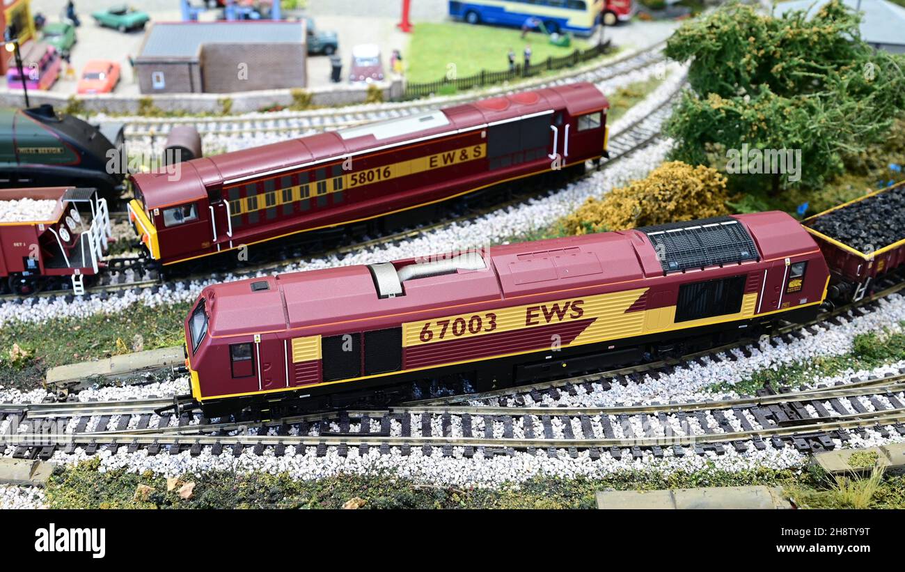 Crawley, West Sussex, UK-dicembre 02 2021: Modelli di due locomotive da trasporto EWS, una classe 67 e una classe 58. Foto Stock
