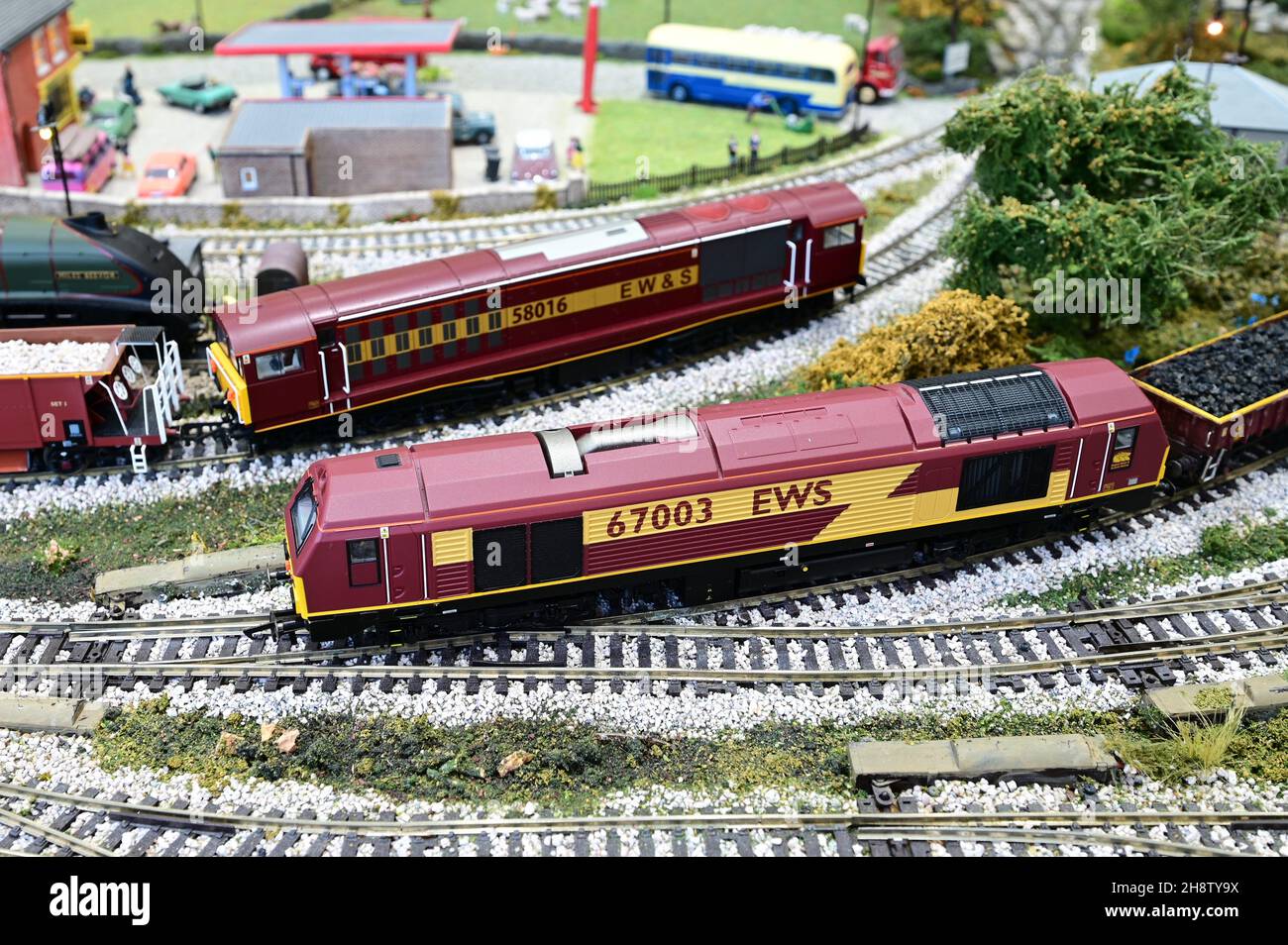 Crawley, West Sussex, UK-dicembre 02 2021: Modelli di due locomotive da trasporto EWS, una classe 67 e una classe 58. Foto Stock