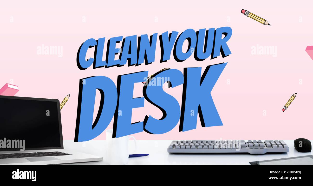 Immagine di testo pulito sulla scrivania su laptop e articoli di cancelleria su sfondo rosa Foto Stock