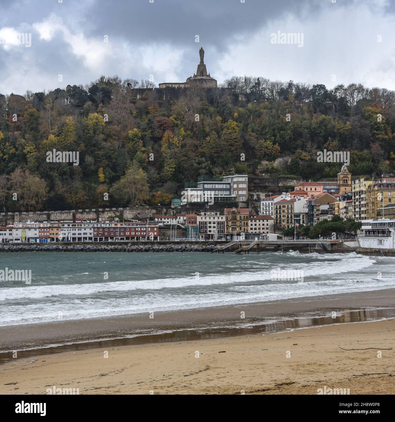 San Sebastian, Spagna - colori autunnali sulla baia di la Concha e sul Monte Urgull Foto Stock