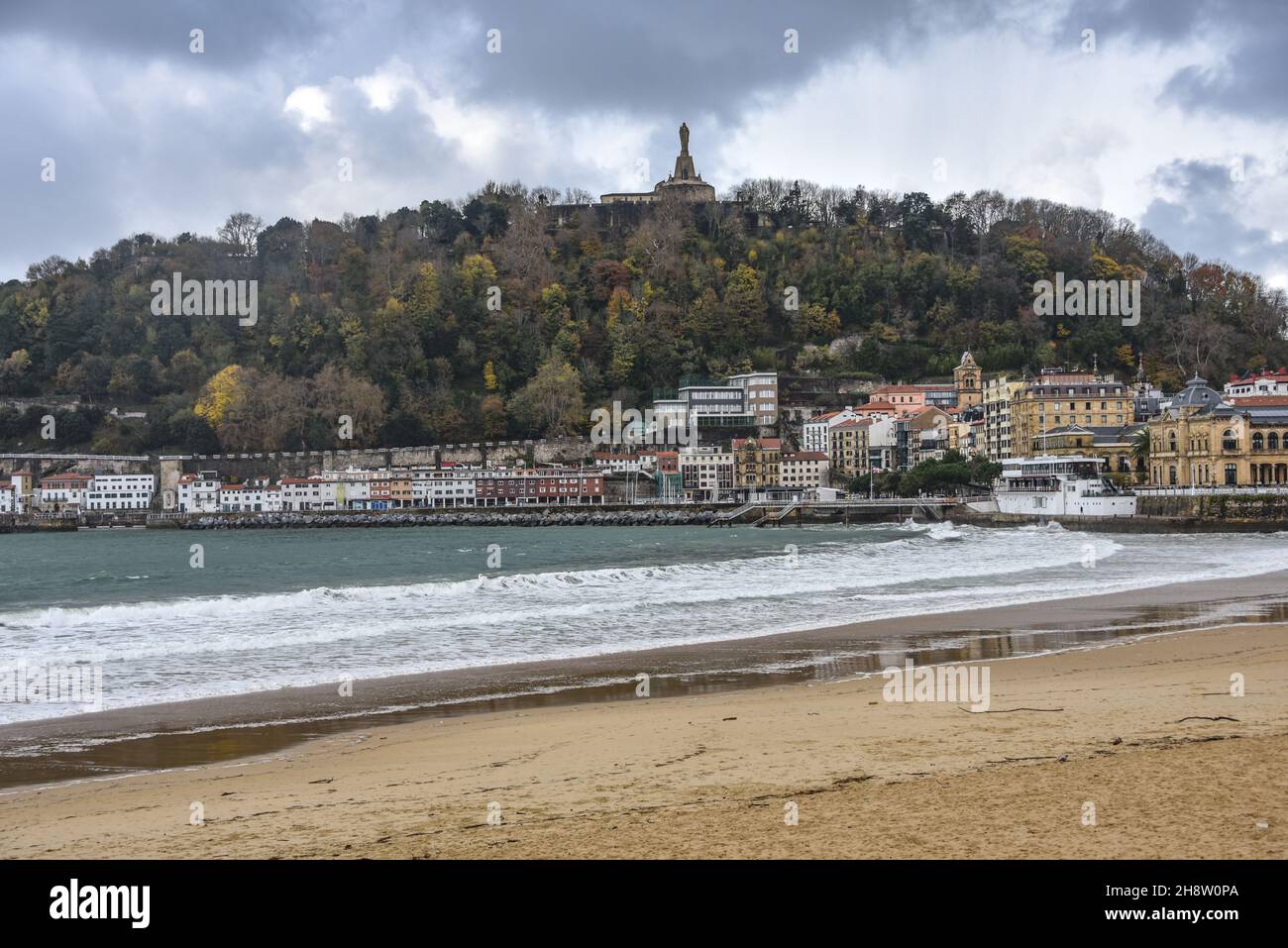 San Sebastian, Spagna - colori autunnali sulla baia di la Concha e sul Monte Urgull Foto Stock