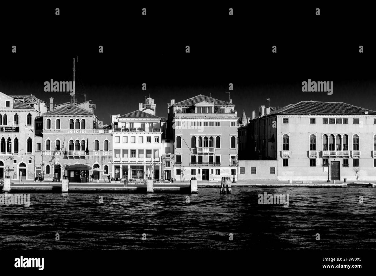 Interpretazione artistica in bianco e nero di un paesaggio classico a Venezia, con edifici sul fiume. Vista dal canale Giudecca. Foto Stock