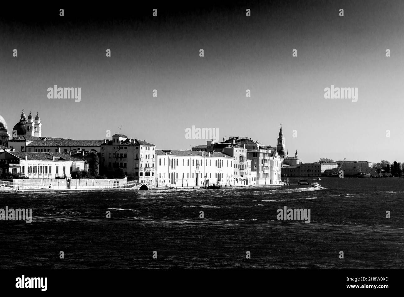 Interpretazione artistica in bianco e nero di un paesaggio classico a Venezia, con edifici sul fiume. Quartiere Zattere. Vista dal canale Giudecca Foto Stock