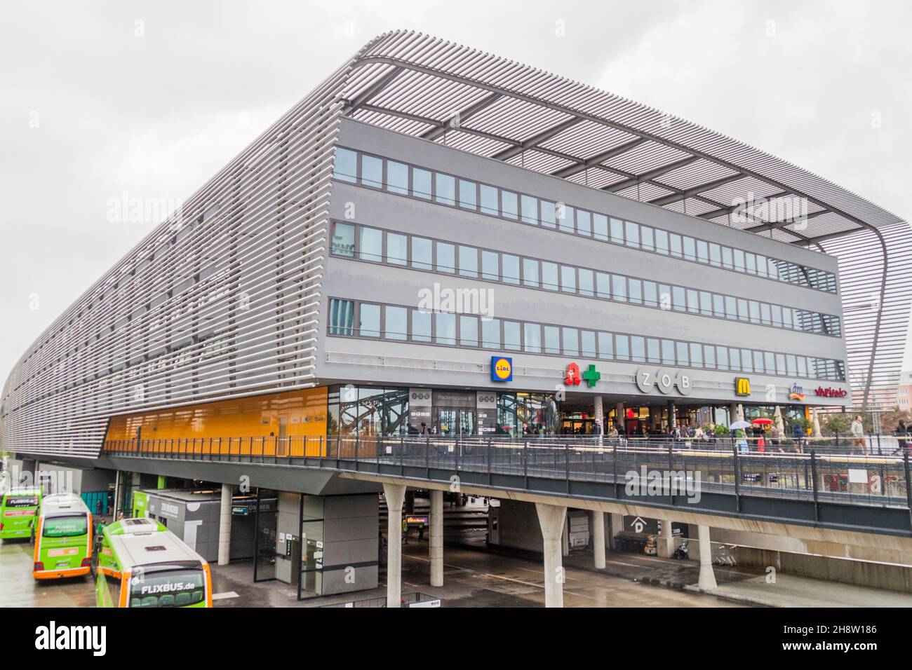 MONACO di BAVIERA, GERMANIA - 17 SETTEMBRE 2016: Costruzione della stazione centrale degli autobus Zentraler Omnibusbahnhof Muenchen di Monaco Foto Stock