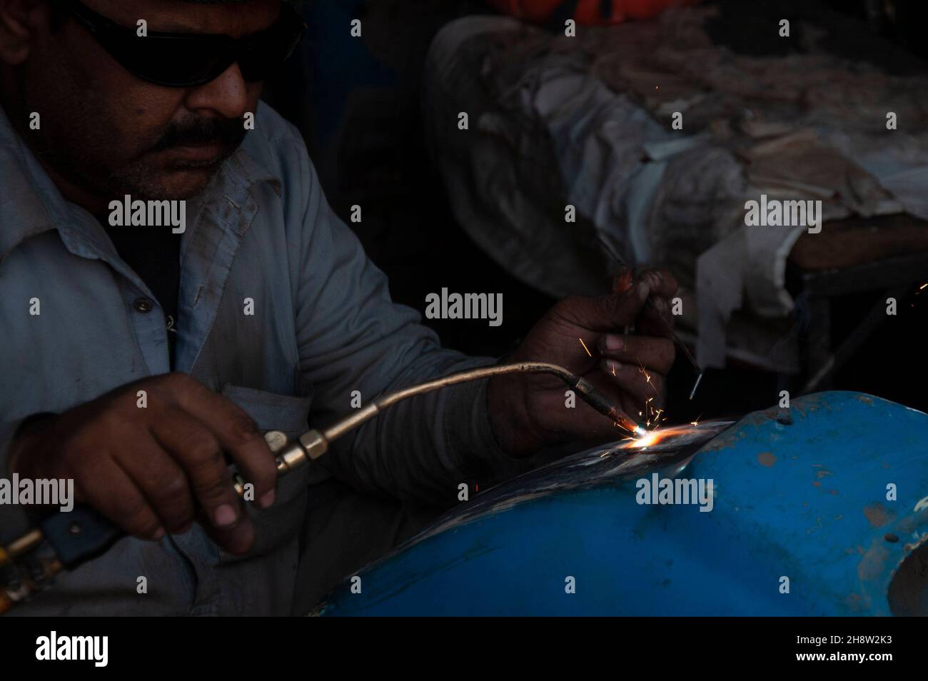 Rawalpindi, Pakistan mentre le strade del Pakistan sono disseminate di motociclette cinesi a basso costo, gli appassionati del raro scooter Vespa sono scrambl Foto Stock