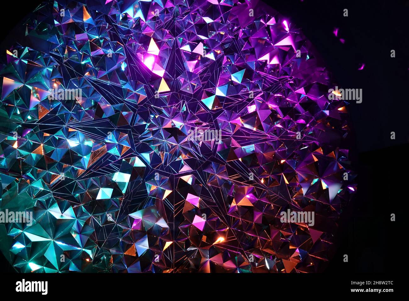 Sfondo neon astratto con forme geometriche a forma di triangolo Foto Stock