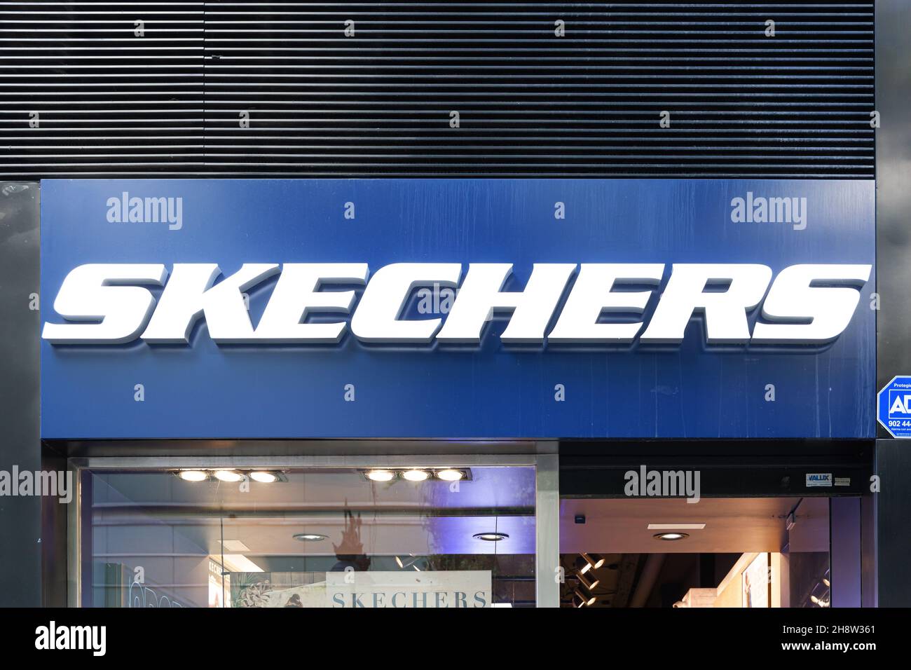 VALENCIA, SPAGNA - 01 DICEMBRE 2021: Skechers è una società americana di calzature Foto Stock