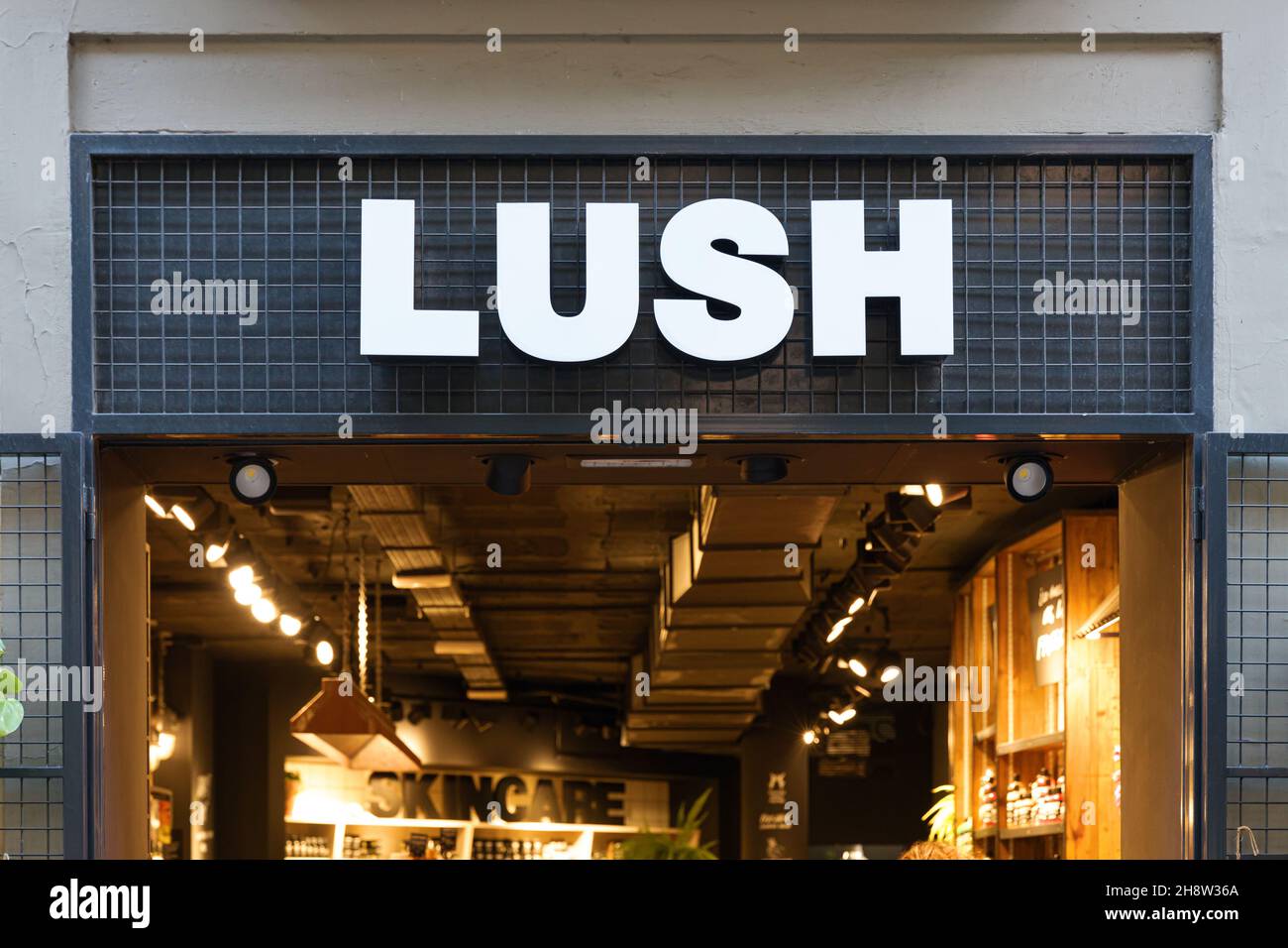 VALENCIA, SPAGNA - 02 DICEMBRE 2021: Lush è un rivenditore britannico di cosmetici che afferma di utilizzare solo ricette vegetariane Foto Stock