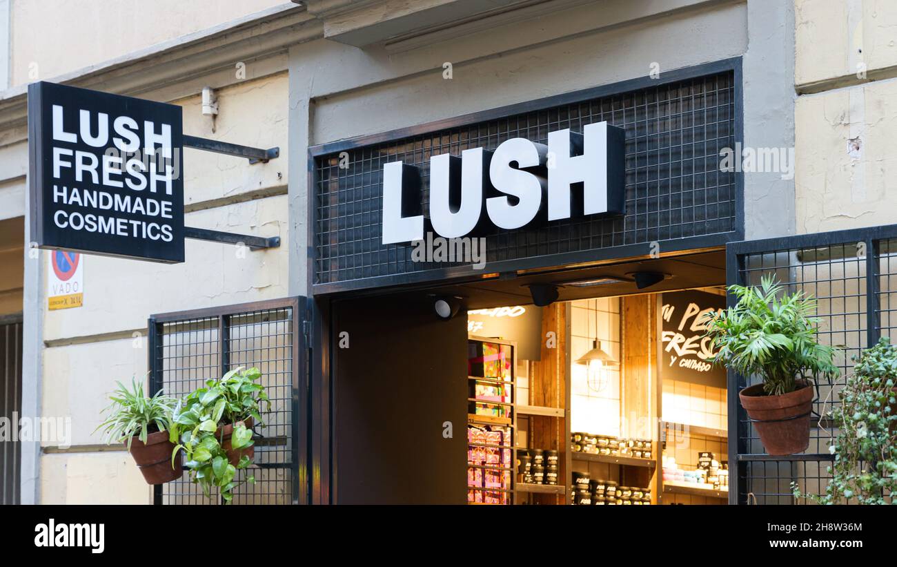 VALENCIA, SPAGNA - 02 DICEMBRE 2021: Lush è un rivenditore britannico di cosmetici che afferma di utilizzare solo ricette vegetariane Foto Stock