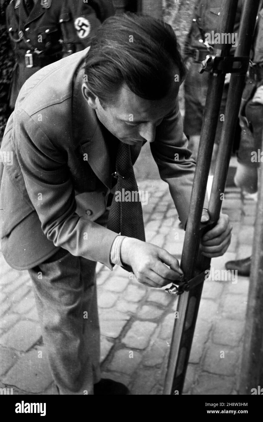 Assitent justiert das Kamerastativ am set zu Liselotte von der Pfalz, Regie: Carl Froelich, 1935. Un membro dell'equipaggio che regola le gambe del treppiede della fotocamera sul set del film la vita privata di Luigi XIV, aka Liselotte del Palatinato, direttore: Carl Froelich, 1935. Foto Stock