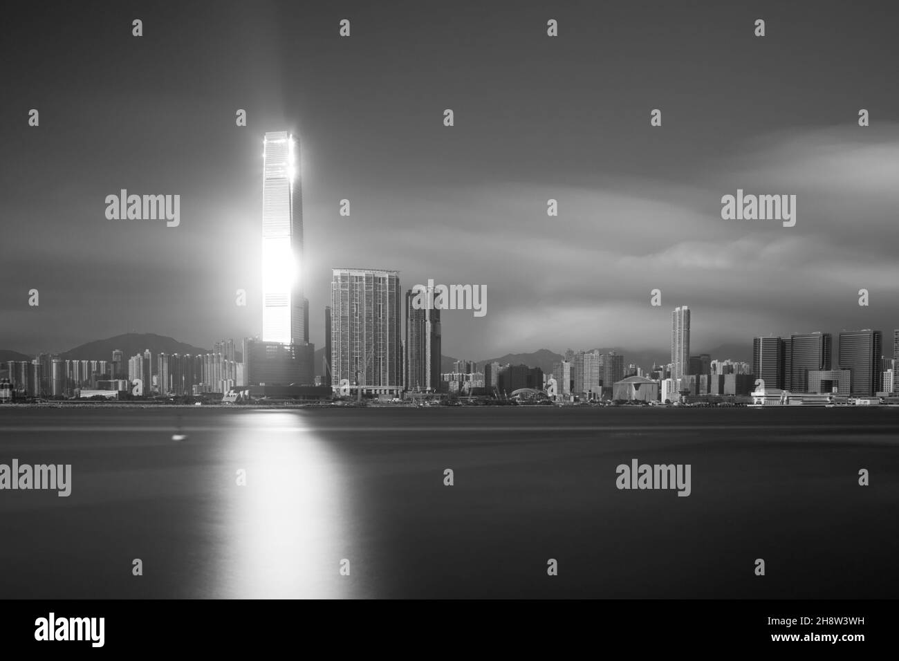 L'International Commerce Centre ICC di Kowloon, prende il sole nel tardo pomeriggio. Foto Stock