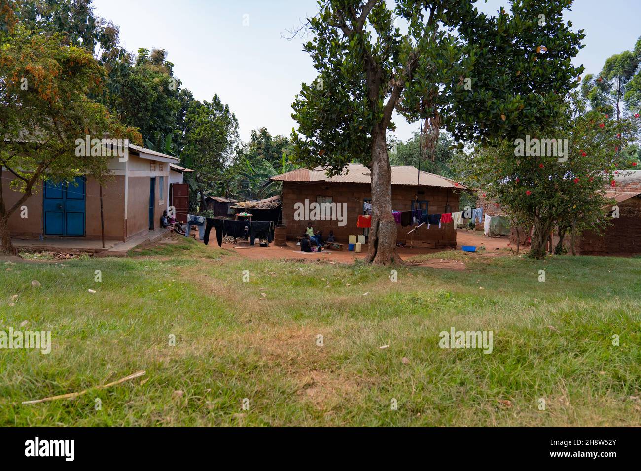 Nel villaggio africano, le famiglie vivono in grandi gruppi familiari Foto Stock