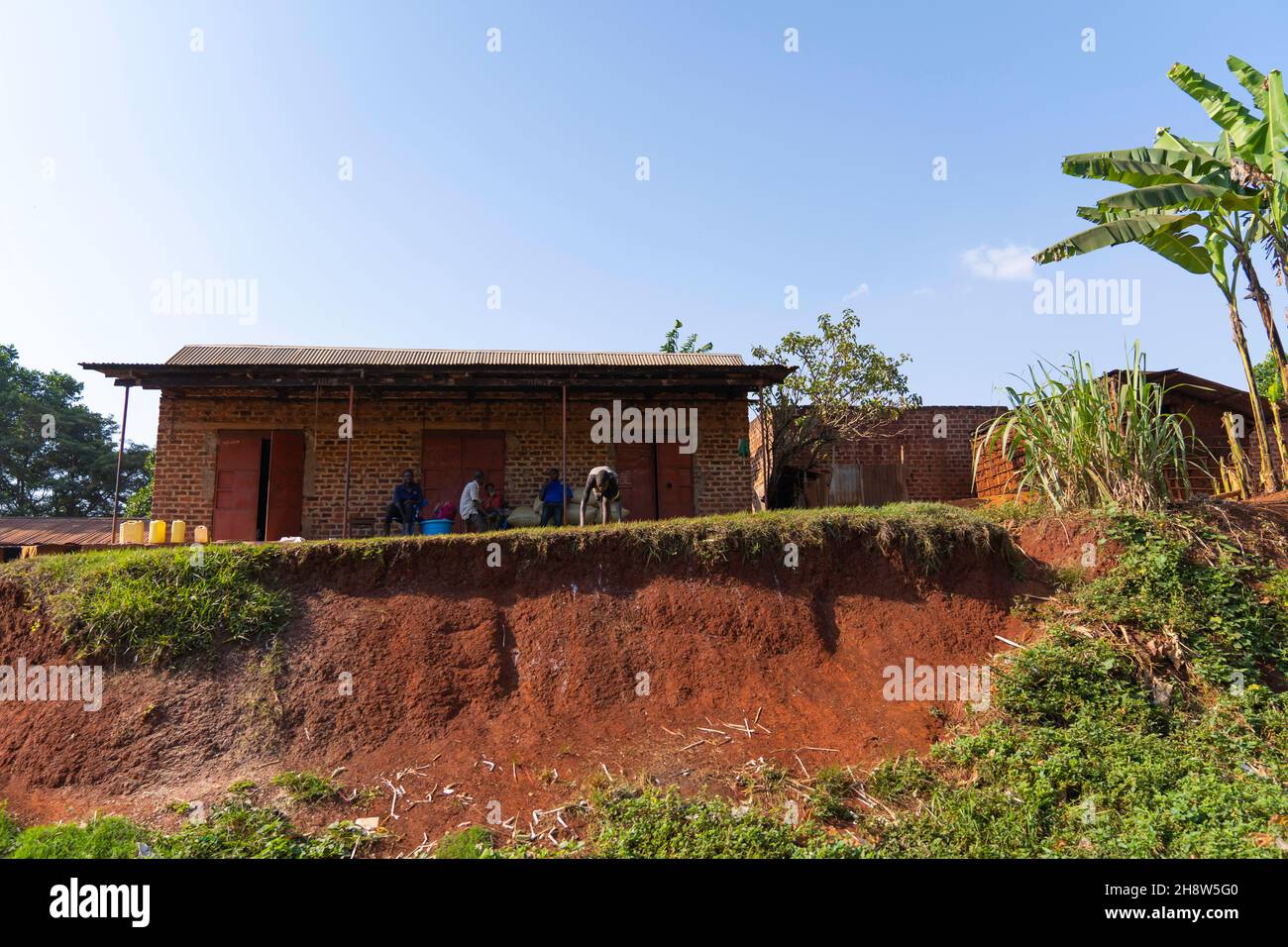 Nel villaggio africano, le famiglie vivono in grandi gruppi familiari Foto Stock