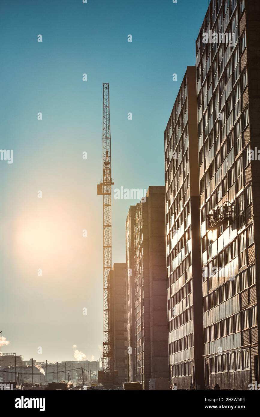 Gru industriali e nuovo edificio a più piani Foto Stock