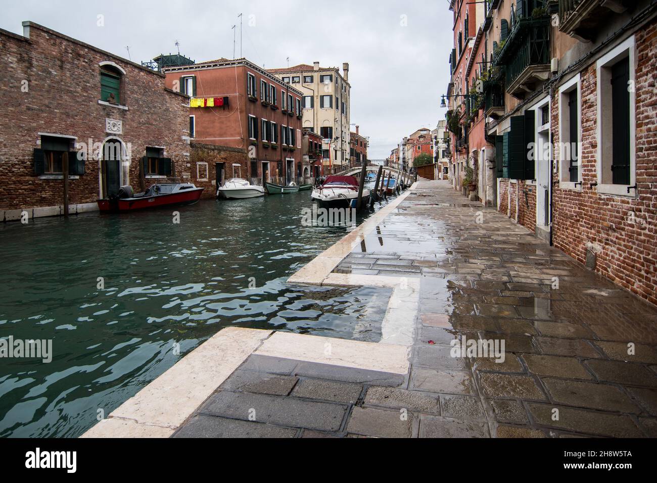 VENEZIA, ITALIA - 03 novembre 2021: Un canale e un'area circostante durante l'alta marea a Venezia Foto Stock